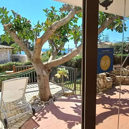 Holiday home A Due Passi Dal Mare Con Piscina Fontane Bianche